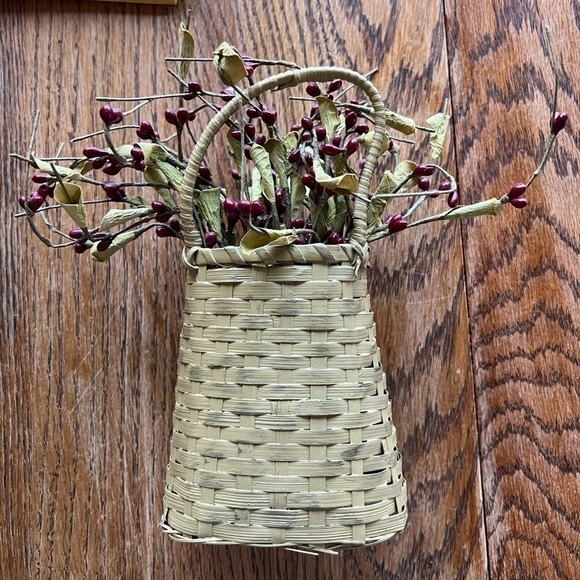Decorative basket with dried berry spray - Picture 2 of 4